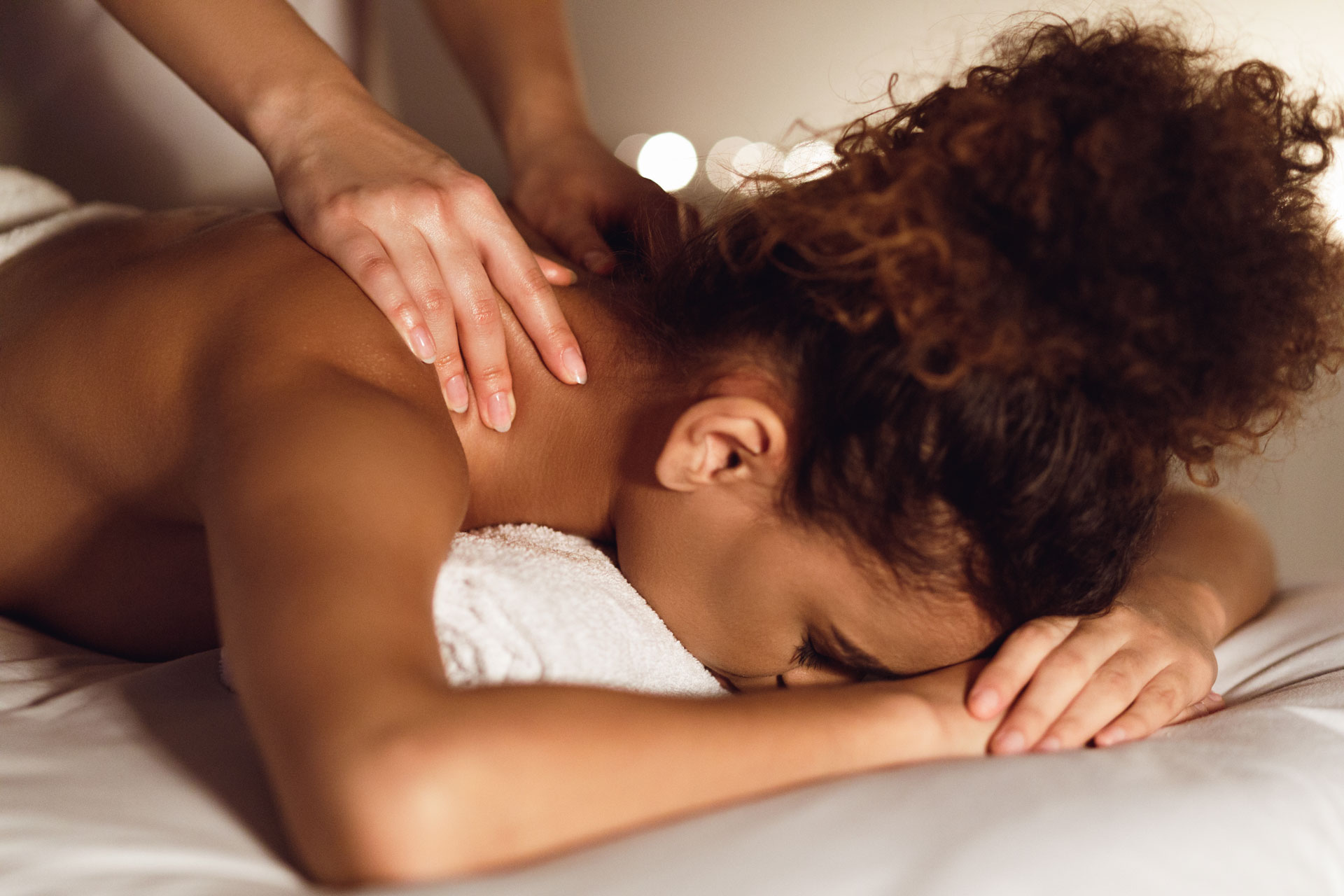 woman-enjoying-therapeutic-neck-massage-in-spa-GMDE84J.jpg